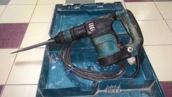 ขายเครื่องสกัดแย็กแบบใส่ดอกโรตารี่สำหรับแย็กงานต่างๆยี่ห้อMakitaรุ่นHK1820(550วัตต์)