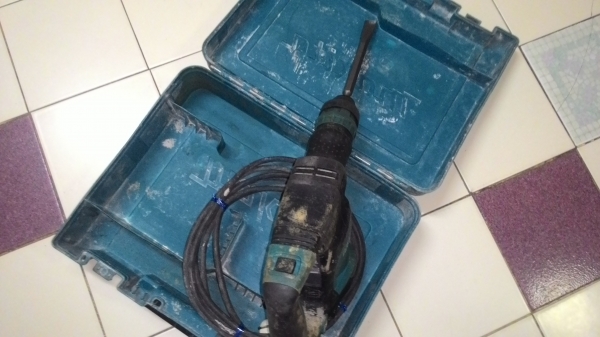 ขายเครื่องสกัดแย็กแบบใส่ดอกโรตารี่สำหรับแย็กงานต่างๆยี่ห้อMakitaรุ่นHK1820(550วัตต์)