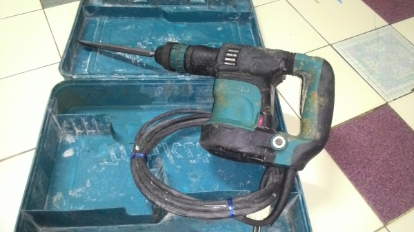 ขายเครื่องสกัดแย็กแบบใส่ดอกโรตารี่สำหรับแย็กงานต่างๆยี่ห้อMakitaรุ่นHK1820(550วัตต์)