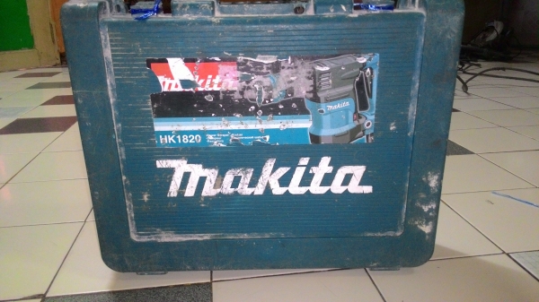 ขายเครื่องสกัดแย็กแบบใส่ดอกโรตารี่สำหรับแย็กงานต่างๆยี่ห้อMakitaรุ่นHK1820(550วัตต์)