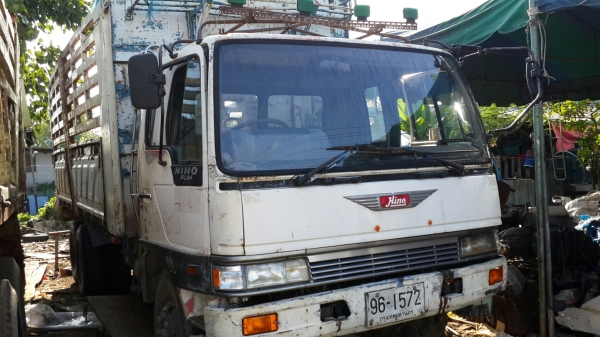 ขาย10ล้อฮีโน่ สิงไฮเทค FL3H ดั๊ม1 เพลา เบรคจิฟฟี่ พวงมาลัยพาวเวอร์ เครื่องHO7D 195แรงม้า หน้าตาอยู่ระหว่างการจัดรูปทรงให้สวยงาม