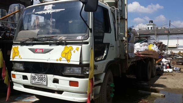 ขาย10ล้อฮีโน่ สิงไฮเทค1เพลา ยาว7 เมตร เบรคจิฟฟี่ พวงมาลัยพาวเวอร์ หน้าตาอยู่ระหว่างจัดรูปทรงให้สวยงาม