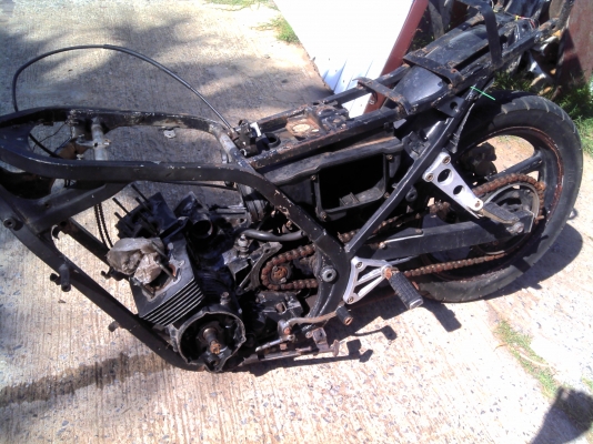 ขายซาก HONDA CB750 สภาพตามรูป มีหน้าเล่มครับ  9500