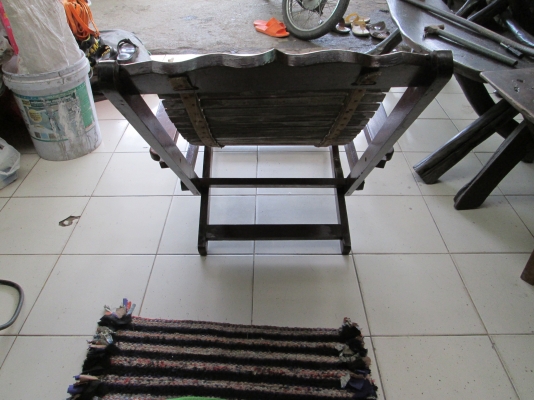 เก้าอี้เอนนอนสบาย  ไม้มะค่าเนื้อแข็งสภาพสมบูรณ์  ไม่มีแตก