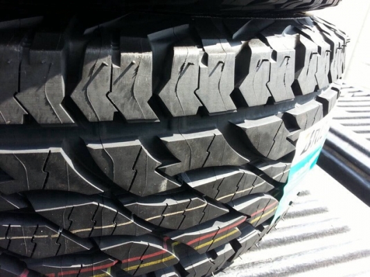 ยางใหม่  บริสโตน ดูลเลอร์  265 75 16  ปี 14