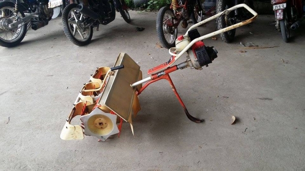 เครื่องกำจัดวัชพืชในร่องข้าว 3 แถว เก่าญี่ปุ่น ขนาดกระทัดรัด ใช้งานงานได้สะดวก เครื่องกำจัดวัชพืชในร่องข้าว 3 แถว เก่าญี่ปุ่น ขนาดกระทัดรัด ใช้งานงานได้สะดวก