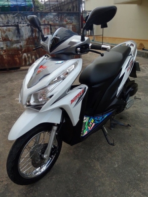 Click 125i สีขาว-เทา สภาพวิ้งๆสวยราคาถูกๆครับ