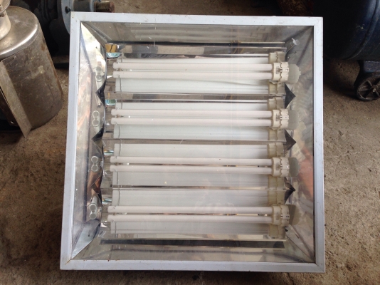 ขายโคมไฟโรงงานแบบหลอดประหยัด สภาพสวย มีหลายชุดครับ