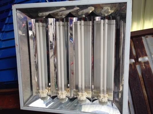 ขายโคมไฟโรงงานแบบหลอดประหยัด สภาพสวย มีหลายชุดครับ