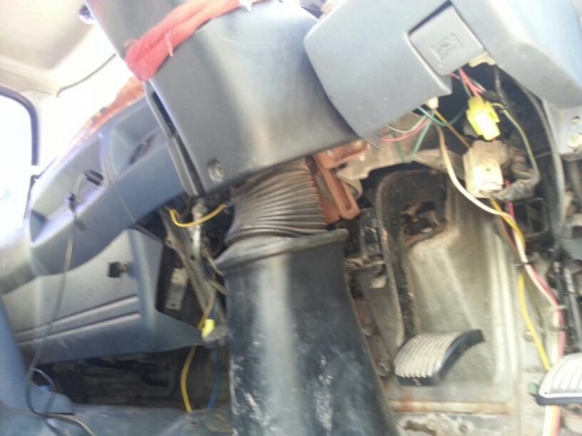 รถฮีโน่ 10 ล้อ  หัวลาก  320 แรงม้า. ปี 47  ( ขายแม่ , ลูก )  สนใจติดต่อ 081 - 6079515