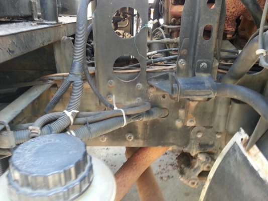 รถฮีโน่ 10 ล้อ  หัวลาก  320 แรงม้า. ปี 47  ( ขายเฉพาะแม่ . )   สนใจติดต่อ 081 - 6079515