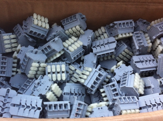 เทอร์มินัลบล็อก แผงต่อสายไฟ Terminal Block แบบกดเพื่อเสียบสายไฟแบบ 4 ช่อง มีที่ยึดด้านข้าง