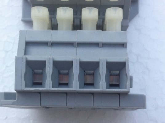 เทอร์มินัลบล็อก แผงต่อสายไฟ Terminal Block แบบกดเพื่อเสียบสายไฟแบบ 4 ช่อง มีที่ยึดด้านข้าง