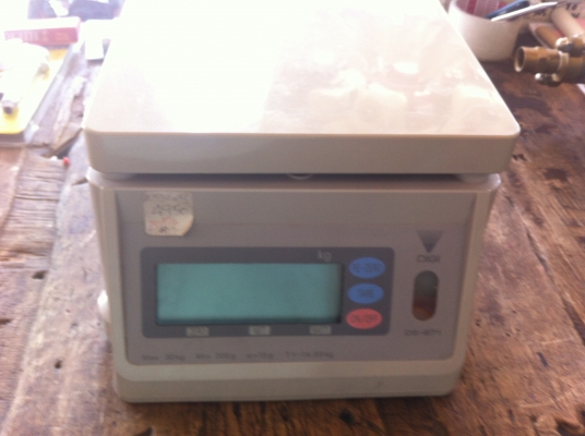 เครื่องชั่งน้ำหนักดิจิตอล ขนาด 30 Kg.ขึ้นที่ละ 10 กรัม ผลิตจากญี่ปุ่น