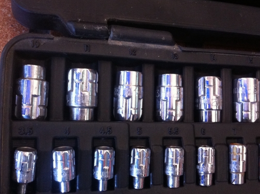 ชุดประแจบล็อกแบบจับลูกบล็อกที่ด้านนอก SATA  อย่างดี มีด้านบล็อกให้ 2 อันของใหม่เก่าเก็บ