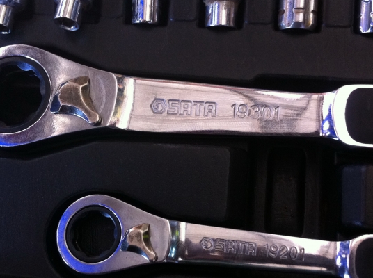 ชุดประแจบล็อกแบบจับลูกบล็อกที่ด้านนอก SATA  อย่างดี มีด้านบล็อกให้ 2 อันของใหม่เก่าเก็บ