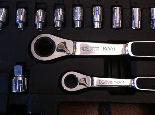 ชุดประแจบล็อกแบบจับลูกบล็อกที่ด้านนอก SATA  อย่างดี มีด้านบล็อกให้ 2 อันของใหม่เก่าเก็บ