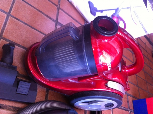 เครื่องดูดฝุ่นและดูดน้ำได้ MIX ขนาด 1600 W. มีล้อลากทำงานเงียบ ถังจุขนาดใหญ่่