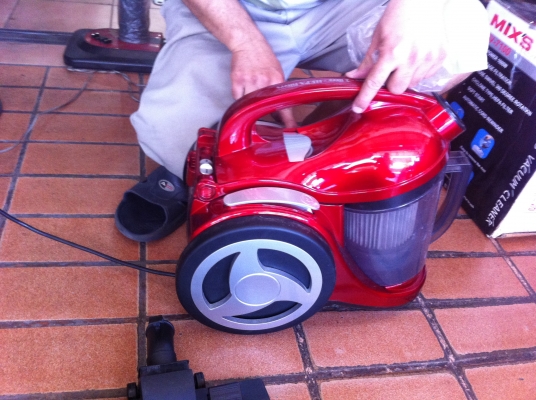 เครื่องดูดฝุ่นและดูดน้ำได้ MIX ขนาด 1600 W. มีล้อลากทำงานเงียบ ถังจุขนาดใหญ่่