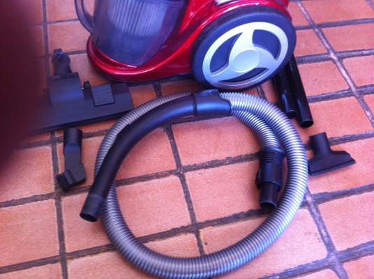 เครื่องดูดฝุ่นและดูดน้ำได้ MIX ขนาด 1600 W. มีล้อลากทำงานเงียบ ถังจุขนาดใหญ่่