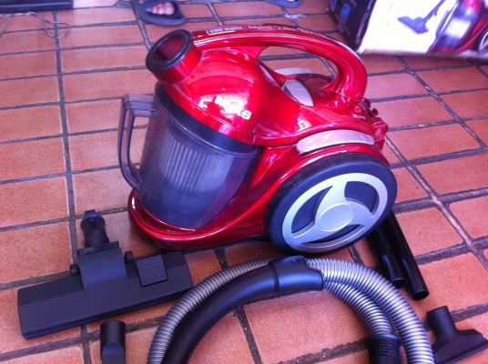 เครื่องดูดฝุ่นและดูดน้ำได้ MIX ขนาด 1600 W. มีล้อลากทำงานเงียบ ถังจุขนาดใหญ่่