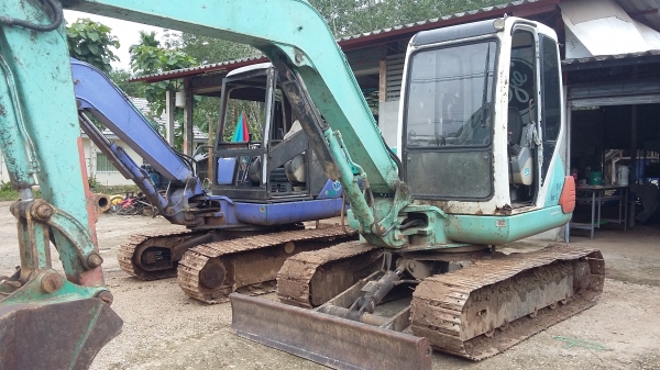 รถแบคโค คีบไม้ pc45-1 (pc40-7) มีสองคัน