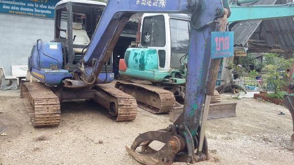 รถแบคโค คีบไม้ pc45-1 (pc40-7) มีสองคัน รถแบคโค คีบไม้ pc45-1 (pc40-7) มีสองคัน