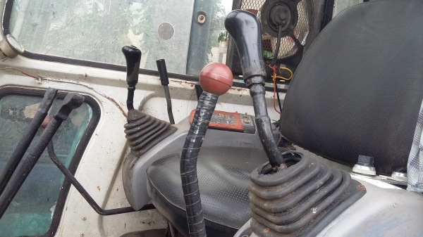 รถแบคโค คีบไม้ pc45-1 (pc40-7) มีสองคัน รถแบคโค คีบไม้ pc45-1 (pc40-7) มีสองคัน