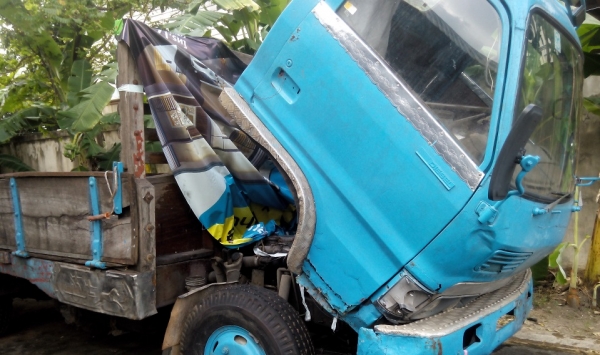 ขายด่วน ** 170,000 ** หกล้อบรรทุกรถห้าง KS22 เครื่อง 115 แรง 4BD1