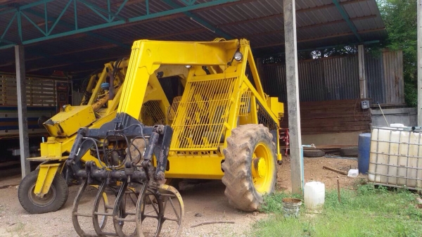 ขายรถคีบอ้อย 3 ล้อเบล เครื่อง 4 สูบพร้อมใช้งาน