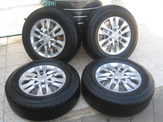 ขายล้อแม็กป้ายแดง Hyundai H1 16" พร้อมยางปี14  สนใจติดต่อเล็กคลองสามครับ 081-3747940