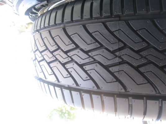 ขายล้อแม็กป้ายแดง Hyundai H1 16" พร้อมยางปี14  สนใจติดต่อเล็กคลองสามครับ 081-3747940