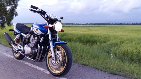 YAMAHA XJR 400 ปี 2000 สวยมากครับ เครื่องแห้ง แรงๆเลย โทร 086-2864414