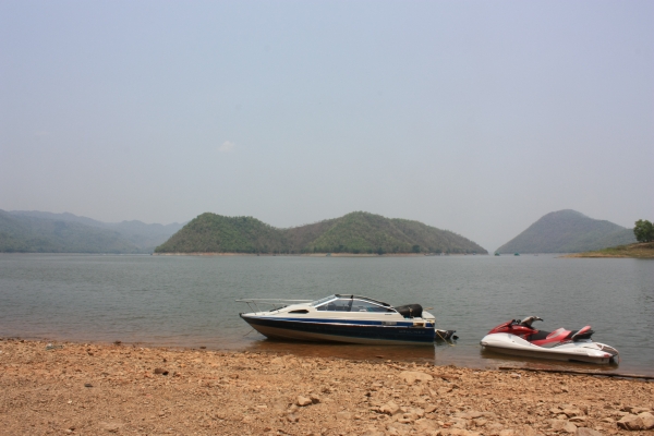 เรือสวย ยอมขายขาดทุน ไม่มีที่จอด