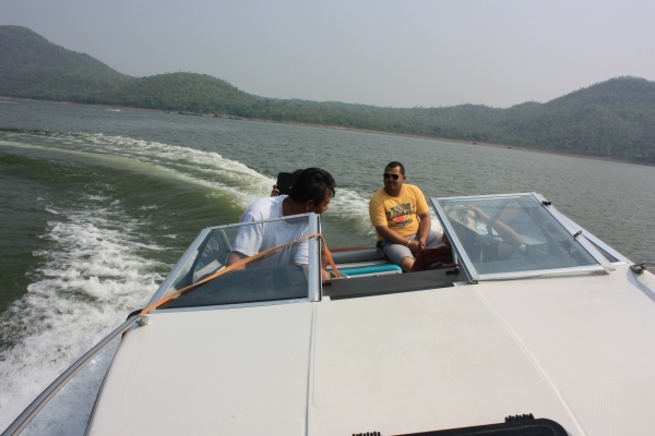 เรือสวย ยอมขายขาดทุน ไม่มีที่จอด