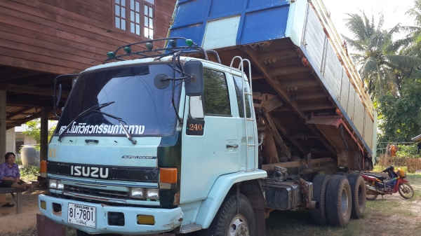 ขายด่วนรถISUZU ROCKY210 สองเพลาดั้ม สภาพพร้อมใช้ราคาไม่แพงจัดแนนท์ได้สูงโทร0843923995