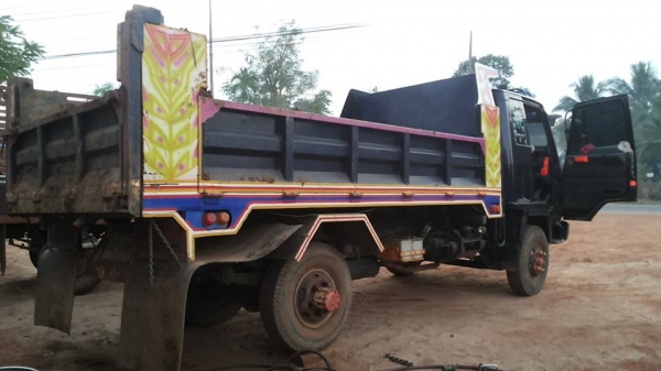 **ดาวน์410,000 บ.ต่อรอง**ขายดาวน์เปลี่ยนสัญญา 6ล้อดั้มดิน5คิว สภาพใช้งานปีกว่า ISUZU ROCKY 6HE1-195แรง เครื่องแห้ง แน่น แรงดี ไม่เยิ้ม เกียร์ดีไม่หลุดไม่หอน ช่วงล่างใหญ่ Fหน้า-หลัง คัสซีดี ใหญ่ ไม่ปะไม่ดาม กระบะดั้มเหล็ก6ตัน4.0ม.ยิงหน้า สภาพดี พื้นดีข้างส