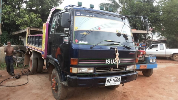 **ดาวน์410,000 บ.ต่อรอง**ขายดาวน์เปลี่ยนสัญญา 6ล้อดั้มดิน5คิว สภาพใช้งานปีกว่า ISUZU ROCKY 6HE1-195แรง เครื่องแห้ง แน่น แรงดี ไม่เยิ้ม เกียร์ดีไม่หลุดไม่หอน ช่วงล่างใหญ่ Fหน้า-หลัง คัสซีดี ใหญ่ ไม่ปะไม่ดาม กระบะดั้มเหล็ก6ตัน4.0ม.ยิงหน้า สภาพดี พื้นดีข้างส