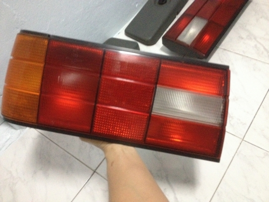 ขายไฟท้าย3ชั้น bmw e30แท้ 1คู่ ให้หมดเลยตามรูปคับ ราคา1500บาท โทร0924462525โส