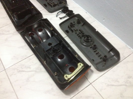 ขายไฟท้าย3ชั้น bmw e30แท้ 1คู่ ให้หมดเลยตามรูปคับ ราคา1500บาท โทร0924462525โส