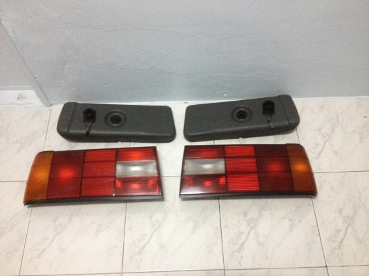 ขายไฟท้าย3ชั้น bmw e30แท้ 1คู่ ให้หมดเลยตามรูปคับ ราคา1500บาท โทร0924462525โส