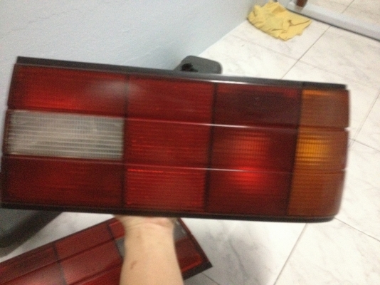 ขายไฟท้าย3ชั้น bmw e30แท้ 1คู่ ให้หมดเลยตามรูปคับ ราคา1500บาท โทร0924462525โส