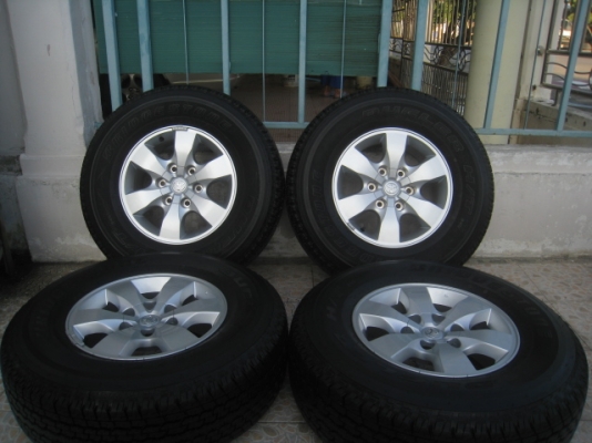 ขายล้อแม็กป้ายแดง Vigo 16" พร้อมยางปี14 สนใจติดต่อเล็กคลองสามครับ 081-3747940