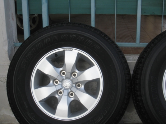 ขายล้อแม็กป้ายแดง Vigo 16" พร้อมยางปี14 สนใจติดต่อเล็กคลองสามครับ 081-3747940