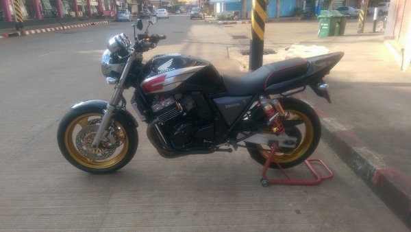 ขายคับ HONDA CB400 ปี97 เวอร์ชั่นS ของแต่งล้น ท่อแต่ง YOSHIMURA ไทเทเนียมทั้งเส้น ท้ายแต่งเทค1 โซ่สเตอร์เต็ม แฮนด์บาร์ กระจกแต่ง อินวอยส์ สรรพสามิตร สวยๆ คับ ราคา 72500 บาท ส่งได้ทั่วไทยคับ สนใจติดต่อ 081-0578282 ไอดีไลน์ POPBIGBIKESAKON คับ สนใจรถสวย ถูก