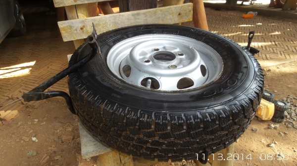 ล้ออะไหล่พร้อมยางและเหล็กล็อคยางอะไหล่ ล้ออะไหล่พร้อมยางและเหล็กล็อคยางอะไหล่