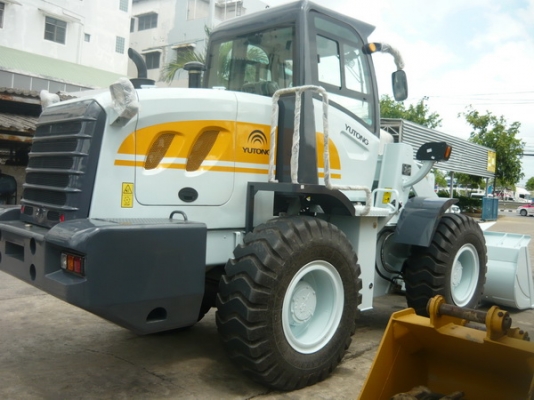 รถตักใหม่จีน ยี่ห้อ Yutong เครื่องยนตร์ Cummins 6 สูบ รับประกัน 1 ปี