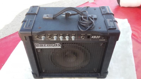 ตู้แอมป์กีต้าร์ไฟฟ้า ยี่ห้อ Reccords สภาพสวยๆ ลำโพง 10 นิ้ว พร้อมใช้งาน  ตัวใหญ่ 35 Watt   1800 บาท ตัวเล็ก  25 Watt   1500 บาท