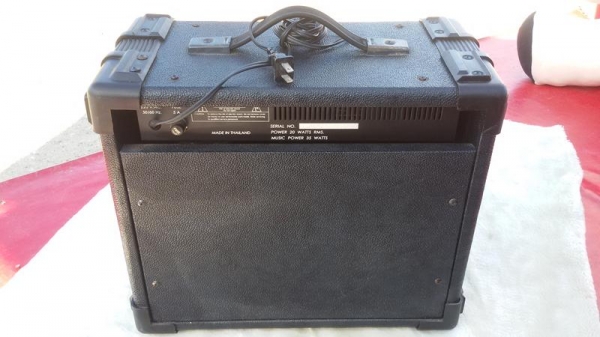 ตู้แอมป์กีต้าร์ไฟฟ้า ยี่ห้อ Reccords สภาพสวยๆ ลำโพง 10 นิ้ว พร้อมใช้งาน  ตัวใหญ่ 35 Watt   1800 บาท ตัวเล็ก  25 Watt   1500 บาท