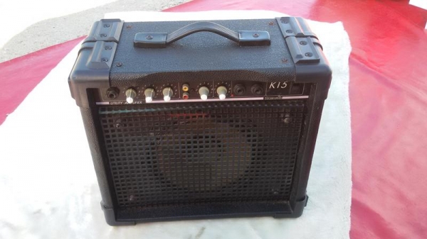 ตู้แอมป์กีต้าร์ไฟฟ้า ยี่ห้อ Reccords สภาพสวยๆ ลำโพง 10 นิ้ว พร้อมใช้งาน  ตัวใหญ่ 35 Watt   1800 บาท ตัวเล็ก  25 Watt   1500 บาท